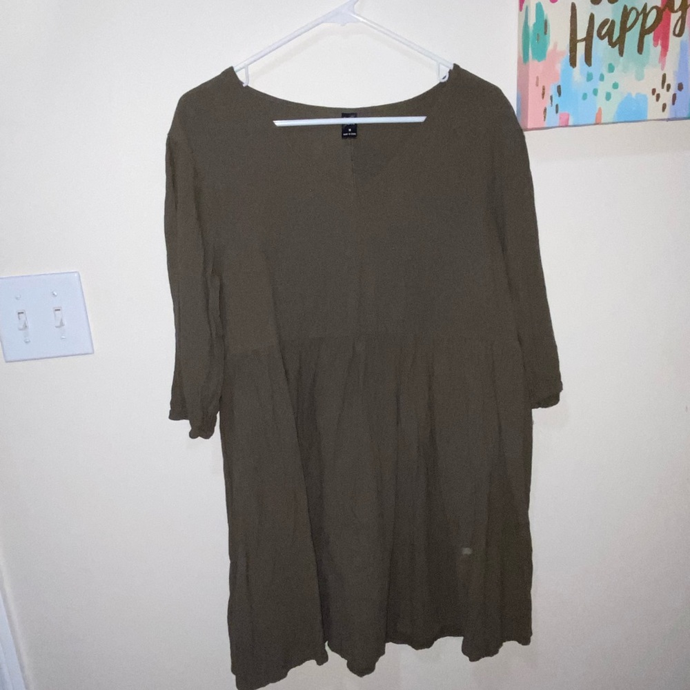 Size medium green short sleeve dress never worn very lightweight material